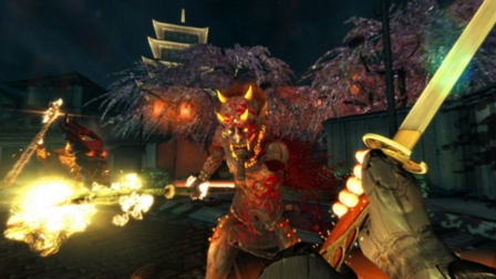 Ein Bildschirmfoto aus dem Computerspiel "Shadow Warrior" (2013): der Protagonist attackiert mit seiner Katana ein Monster.